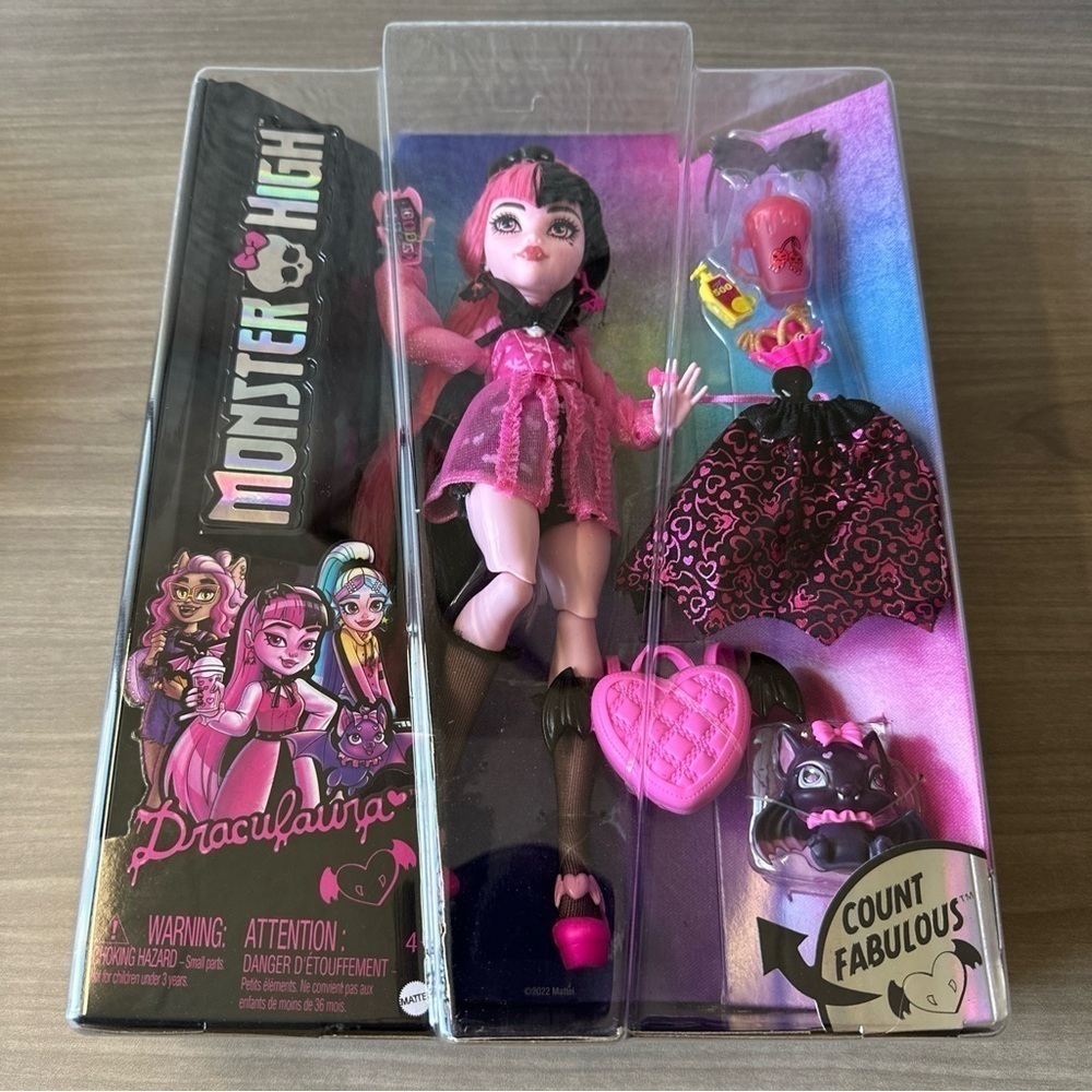 Monster High Draculaura G3 Reboot with Pet Count Fabulous Brand NEW Sealed